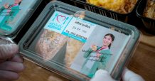 ‘ครัวปันอิ่ม’ ปันโอกาส ร้านอาหาร ‘โกวแจ้ เดลิเวอรี่-ครัวยายเนียร’ โชว์เมนูเด็ด ช่วยชาวมีนบุรีและหนองจอก