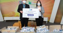 กรุงไทย–แอกซ่า ประกันชีวิต มอบถุงยังชีพให้กับรายการเรื่องเล่าเช้านี้ เพื่อช่วยเหลือผู้ประสบภัยน้ำท่วม