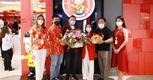 เอ็ม บี เค เซ็นเตอร์ มอบดอกไม้แสดงความยินดีเปิดร้านสุกี้ตี๋น้อย