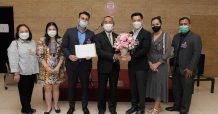 แอชตัน อโศก มอบดอกไม้แสดงความขอบคุณ พร้อมยื่นหนังสือต่อวุฒิสภา ส่งเสียงไปยังศาลปกครองสูงสุด ช่วยแก้ไขความเดือดร้อนให้แก่ผู้พักอาศัย
