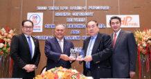 SGP ลุยทำสัญญาขายก๊าซ LPG ปี 2566 ดร.วรวิทย์ วีรบวรพงศ์ (ที่ 2 จากขวา) ประธานกรรมการ บริษัท สยามแก๊ส แอนด์ ปิโตรเคมีคัลส์ จำกัด (มหาชน) หรือ SGP และนายศุภชัย วีรบวรพงศ์ กรรมการผู้จัดการ ถ่ายภาพเป็นที่ระลึกร่วมกับ DATUK SERI ZAINAL ABIDIN MOHD RAFIQUE (ที่ 2 จากซ้าย) , SENIOR DIRECTOR และ IR AZIZUL AZILY AHMAD, CEO ในพิธีลงนามในสัญญาซื้อขายก๊าซ LPG จำนวน 160,000 ตันต่อปี ระหว่าง SIAM GAS TRADING PTE. LTD. บริษัทย่อยในประเทศสิงคโปร์ ของ SGP และ บริษัท BOUSTEAD PETROLEUM MARKETING SDN. BHD. ประเทศมาเลเซีย ณ ห้อง Jubilee Ballroom ชั้น 11 โรงแรมเดอะ เบอร์เคลีย์ ประตูน้ำ กรุงเทพฯ เมื่อวันที่ 2 ธันวาคม 2565 ที่ผ่านมา