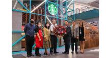 เอ็ม บี เค เซ็นเตอร์ มอบดอกไม้แสดงความยินดี Grand Opening ฉลองเปิดร้านสตาร์บัคส์